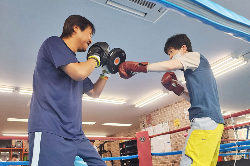 基本的なパンチ、ミット打ちに挑戦