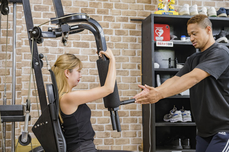 トレーニングマシーンの使い方も指導します